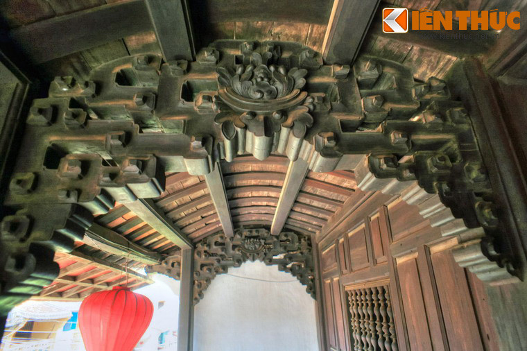 Về mặt mỹ thuật, ngôi nhà cũng là nơi sở hữu các họa tiết chạm khắc gỗ tinh xảo bậc nhất nhì phố cổ.