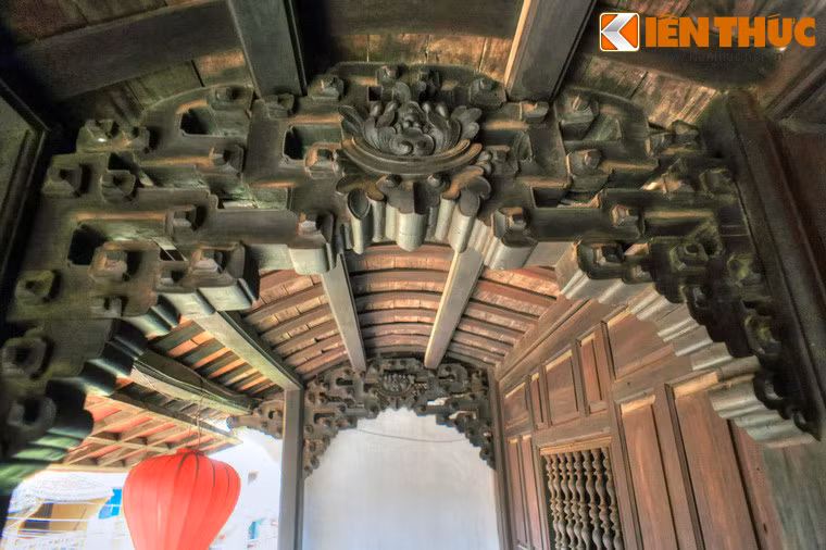 Về mặt mỹ thuật, ngôi nhà cũng là nơi sở hữu các họa tiết chạm khắc gỗ tinh xảo bậc nhất nhì phố cổ.