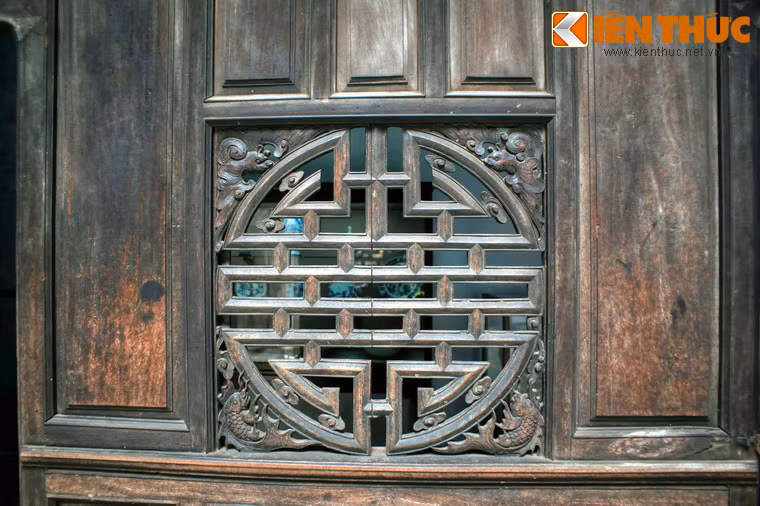 Họa tiết trang trí trên một ô cửa sổ của ngôi nhà.