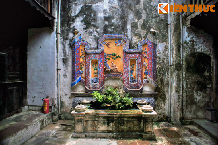 Giữa sân trời có một bể non bộ, mặt tường phía sau có phù điêu hình cuốn thư khảm sành sứ, trang trí các hình ảnh thiên nhiên, tĩnh vật... sinh động.