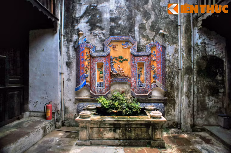 Giữa sân trời có một bể non bộ, mặt tường phía sau có phù điêu hình cuốn thư khảm sành sứ, trang trí các hình ảnh thiên nhiên, tĩnh vật... sinh động.