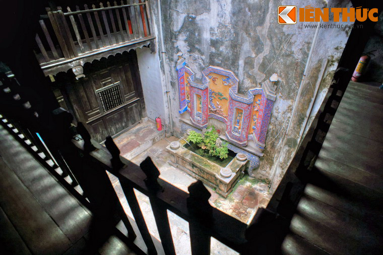 Tầng hai của khu vực nhà giữa có ban công bao quanh giếng trời.