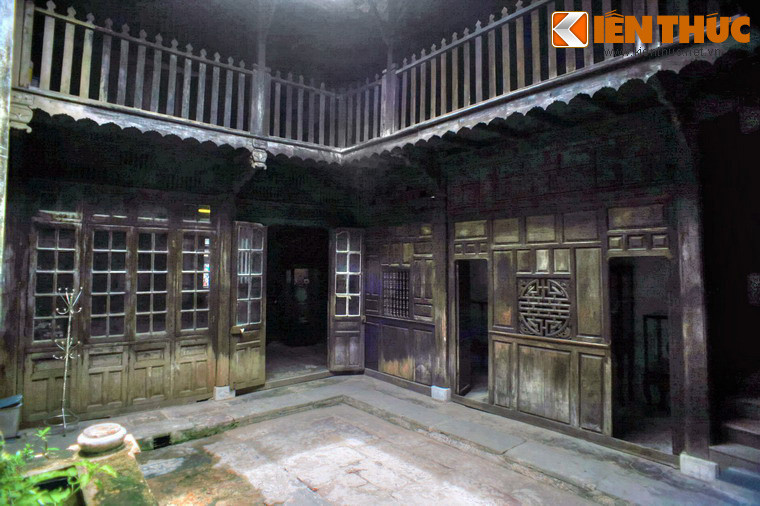 Nhà giữa hẹp hơn nhà trước và nhà sau, do một phần diện tích khu vực này được chừa ra để làm sân trời.