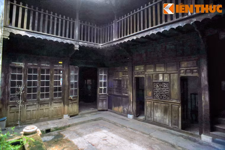 Nhà giữa hẹp hơn nhà trước và nhà sau, do một phần diện tích khu vực này được chừa ra để làm sân trời.