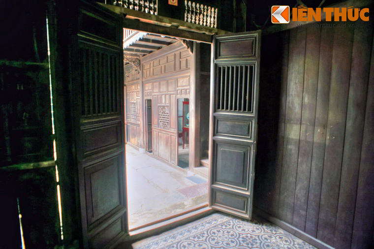 Nhà gồm có hai tầng, tường xây bằng gạch, sườn gỗ, mái lợp ngói âm dương. Mặt bằng nhà hình chữ nhật, rộng 7,5 mét, dài 36 mét, chia làm ba phần: Nhà trước nhà giữa, và nhà sau.