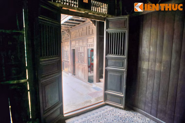 Nhà gồm có hai tầng, tường xây bằng gạch, sườn gỗ, mái lợp ngói âm dương. Mặt bằng nhà hình chữ nhật, rộng 7,5 mét, dài 36 mét, chia làm ba phần: Nhà trước nhà giữa, và nhà sau.