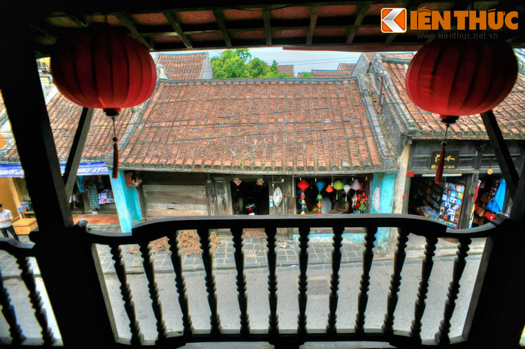 Tầng hai của nhà trước có ban công nhìn ra phố.