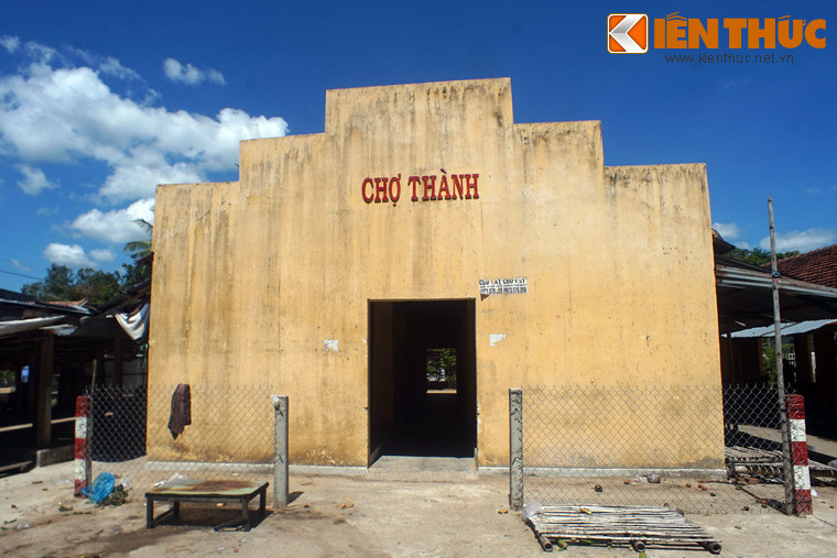 Chợ thành nằm gần cửa hữu là nơi trao đổi hàng hóa của bộ máy quan lại và nhân dân ở khu vực thành An Thổ.