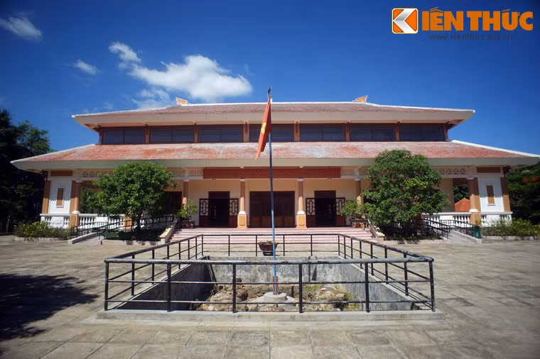 Công trình ở trung tâm thành là tòa công đường – đầu não điều hành mọi hoạt động của thành An Thổ. Khu vực này ngày nay là nhà trưng bày di tích.