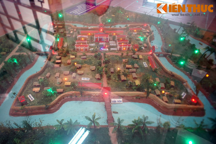 Tòa thành cổ này có bình đồ hình vuông, diện tích khoảng 6.400m2. Bốn góc thành được đắp nhô hẳn ra phía ngoài teo kiểu Vauban, xung quanh có hào nước rộng khoảng 15m, tường thành cao khoảng 3,5m. Ảnh: Mô hình thành An Thổ xưa được trưng bày trong khu di tích.