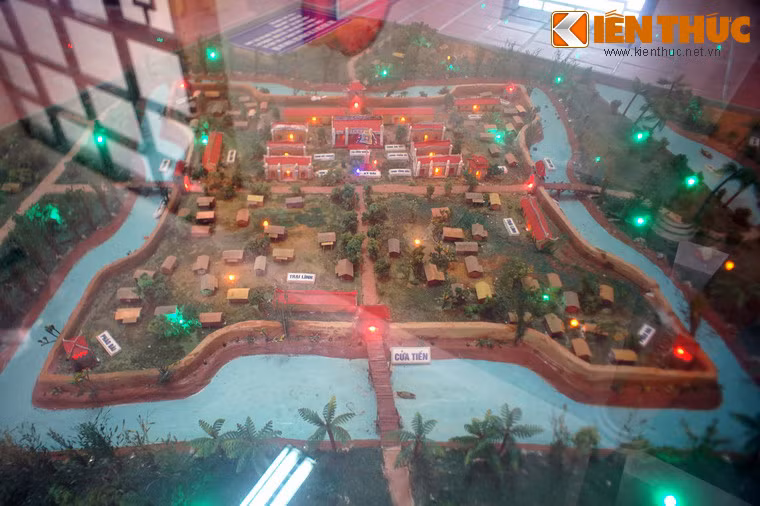 Tòa thành cổ này có bình đồ hình vuông, diện tích khoảng 6.400m2. Bốn góc thành được đắp nhô hẳn ra phía ngoài teo kiểu Vauban, xung quanh có hào nước rộng khoảng 15m, tường thành cao khoảng 3,5m. Ảnh: Mô hình thành An Thổ xưa được trưng bày trong khu di tích.