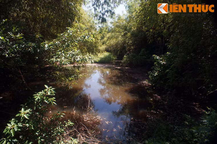 Một đoạn hào thành xưa.