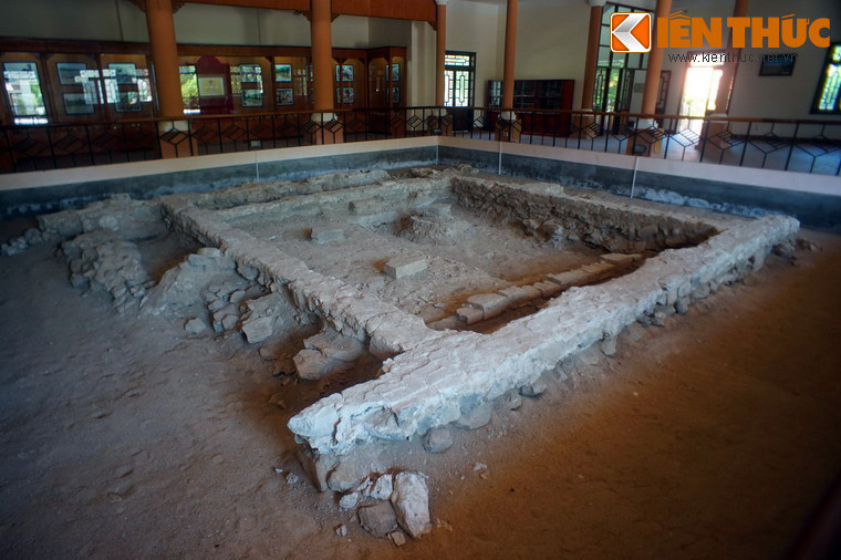 Một phần nền móng của tòa công đường được phát lộ và giữ nguyên trạng trong nhà trưng bày.