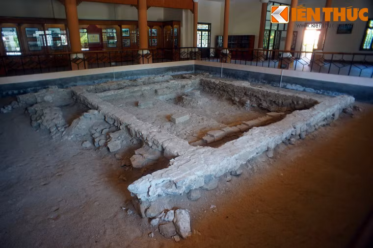 Một phần nền móng của tòa công đường được phát lộ và giữ nguyên trạng trong nhà trưng bày.