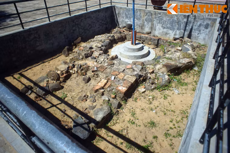 Phía trước công đường là kỳ đài (cột cờ) với phần nền móng cũng được phát lộ.