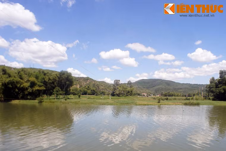 Bên ngoài thành An Thổ cũng có một số công trình phụ trợ. Phía Nam có con đê Hộ Thành chống ngập lụt, bên trong con đê là Trường Bắn – nơi binh sĩ tập luyện. Sát bờ sông Cái có một khu đất gọi là Gò Tượng, là nơi đóng quân của đội Tượng binh.