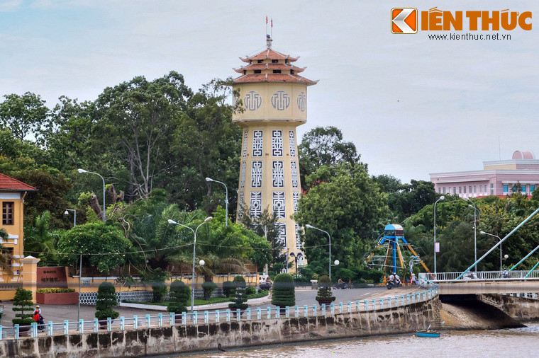 Cứ vào mỗi 7 giờ sáng và 5 giờ chiều, từ ngọn tháp nước cổ sẽ có tiếng còi hú như tiếng còi báo có máy bay thời chiến tranh.