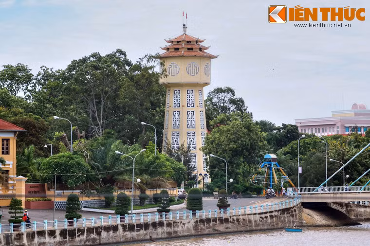 Cứ vào mỗi 7 giờ sáng và 5 giờ chiều, từ ngọn tháp nước cổ sẽ có tiếng còi hú như tiếng còi báo có máy bay thời chiến tranh.