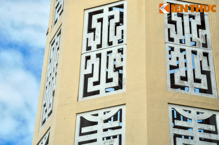 Dọc theo chân tháp có những ô cửa chữ nhật trang trí hoa văn trang nhã.