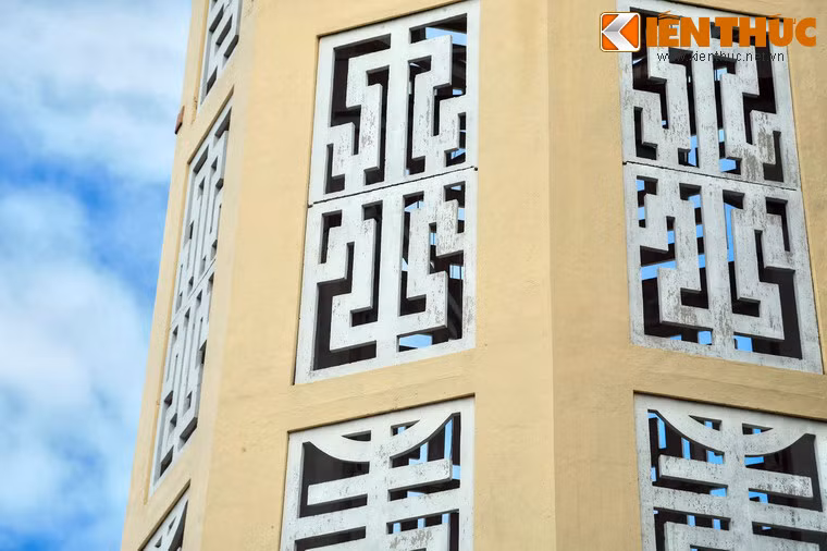 Dọc theo chân tháp có những ô cửa chữ nhật trang trí hoa văn trang nhã.