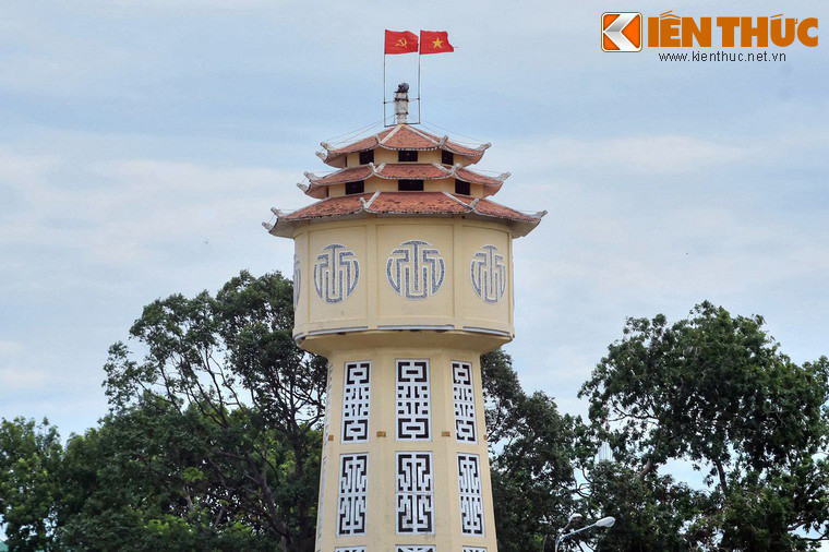 Phần lầu đài (bồn nước) có hình bát giác, cao 5 m, đường kính 9m. Nóc của lầu đài có 3 tầng mái lợp bằng ngói móc.