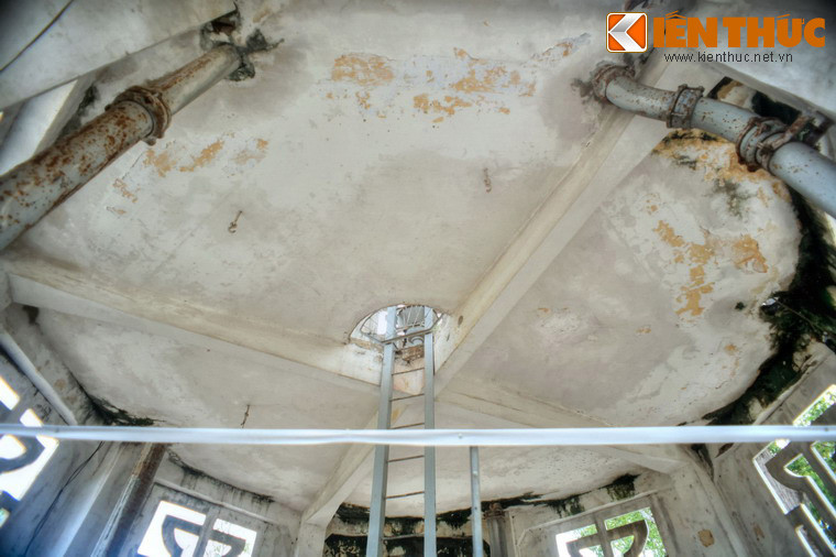 Từ chân tháp, có một cầu thang đứng bằng thép dẫn lên bồn nước.