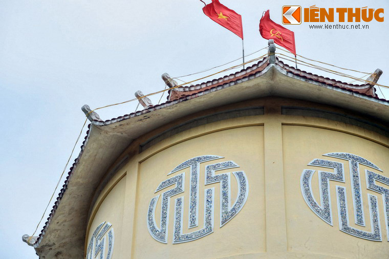 Lầu đài có các dòng chữ “U.E.PT” (viết tắt chữ “Unise Des Eaux de Phan Thiet” – Nhà máy nước Phan Thiết) bao quanh, được ghép bằng những mảnh chén sứ kiểu cách điệu trong một hình tròn.