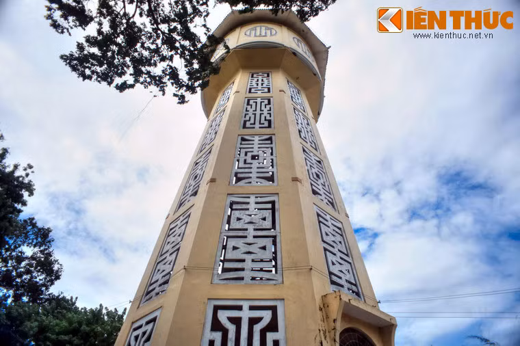 Về tổng thế, tháp cao 32 m, chia thành 2 phần. Phần chân tháp là kiến trúc hình trụ bát giác dưới to, trên nhỏ cao 22m, có đường kính chân tháp là 10m.