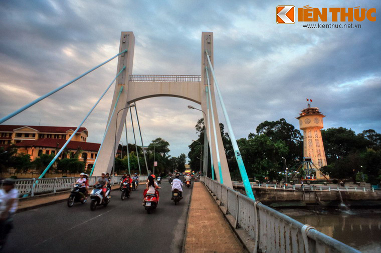 Tòa tháp nước được khởi công xây dựng vào cuối năm 1928. Do kinh tế suy thoái và chiến tranh nên việc thi công kéo dài đến năm 1934 công trình mới hoàn thành và đưa vào sử dụng, cung cấp nước cho toàn vùng đô thị Phan Thiết.