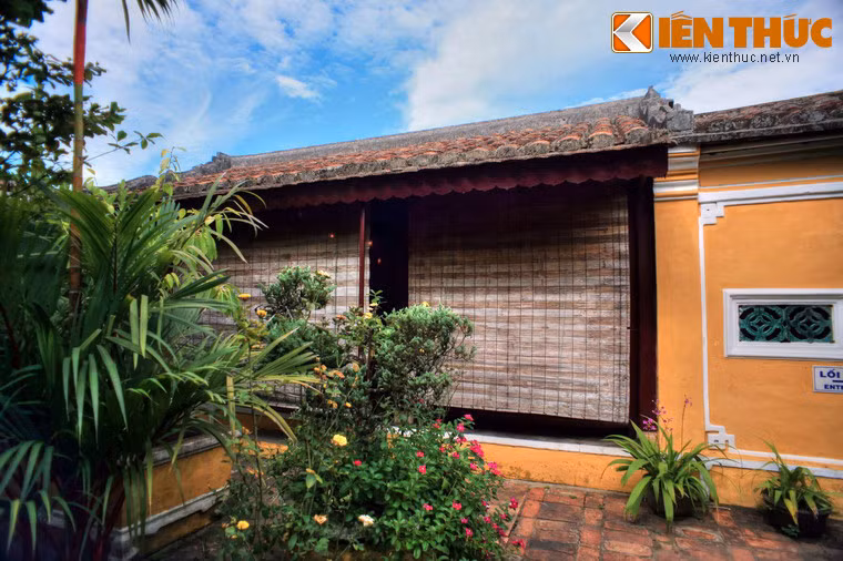 Theo truyền thống, cửa chính của ngôi nhà dành cho những bậc cao niên và chỉ được mở vào những dịp lễ quan trọng.