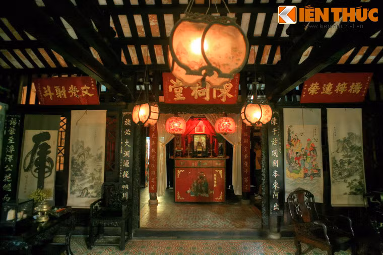 Giữa hai nếp nhà ngoài và trong có một ngạch cửa được dùng như chướng ngại vật, nhắc nhở mọi người khi vào bên trong phải cúi đầu làm lễ. Cả ngày và đêm, không gian trong ngôi nhà được rọi sáng bằng những chiếc đèn lồng truyền thống của phố cổ Hội An.