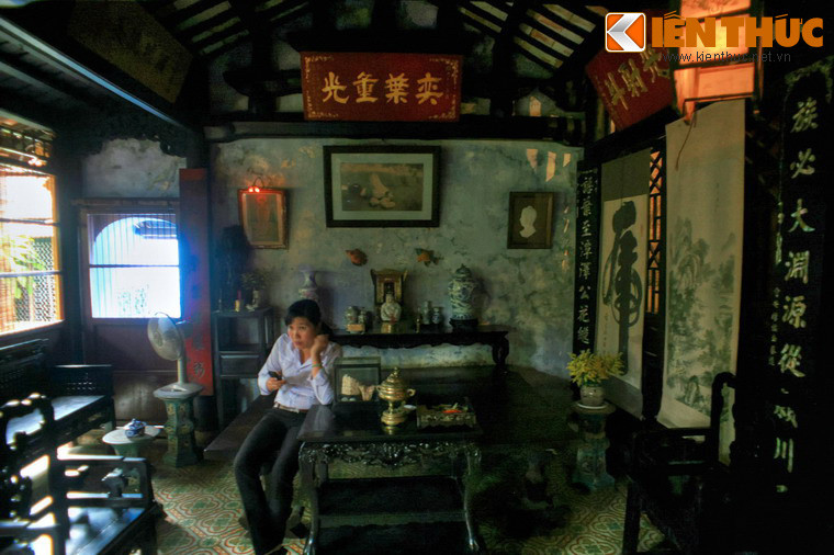 Mỗi bộ vì kèo, bàn ghế, hoành phi, liễn đối, khám thờ... của nhà cổ tộc Trần đều là những tác phẩm chạm khắc tinh tế, cầu kỳ. Đề tài trang trí rất sinh động, với những đường nét hoa văn giàu tính nghệ thuật.