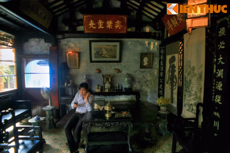 Mỗi bộ vì kèo, bàn ghế, hoành phi, liễn đối, khám thờ... của nhà cổ tộc Trần đều là những tác phẩm chạm khắc tinh tế, cầu kỳ. Đề tài trang trí rất sinh động, với những đường nét hoa văn giàu tính nghệ thuật.