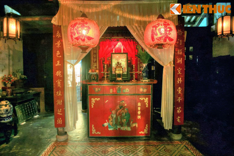 Bàn thờ lớn có bài vị và hình cụ Trần Tứ Nhạc mặc triều phục oai nghiêm, cùng chiếc lư đồng quanh năm nghi ngút khói hương. Trước bàn thờ là cặp đèn lồng lớn.