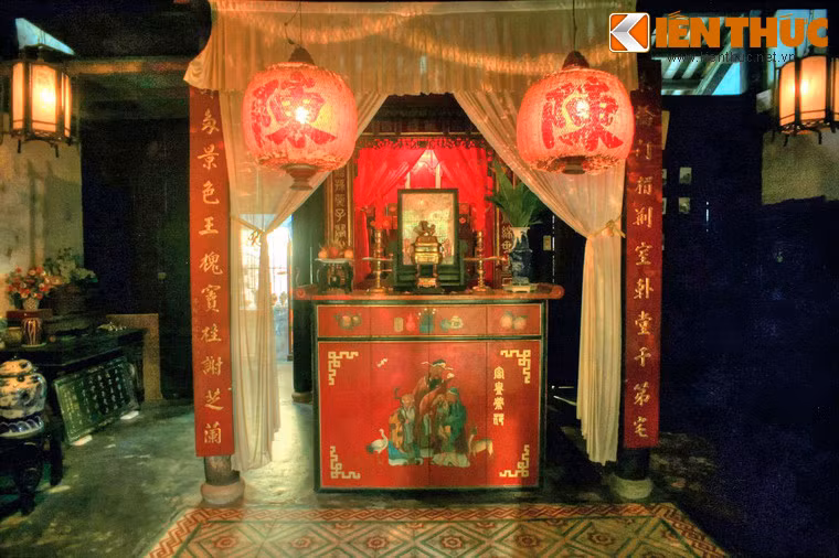 Bàn thờ lớn có bài vị và hình cụ Trần Tứ Nhạc mặc triều phục oai nghiêm, cùng chiếc lư đồng quanh năm nghi ngút khói hương. Trước bàn thờ là cặp đèn lồng lớn.