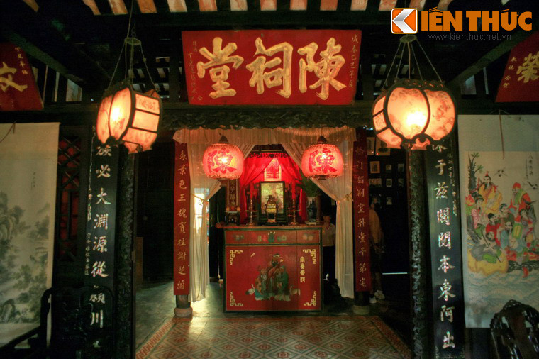 Nếp nhà bên trong là không gian thờ cúng với một bàn thờ lớn nằm ở vị trí trung tâm và các bàn thờ nhỏ nằm xung quanh. Nội thất ở nơi đây được bài trí trang trọng, không gian cao và thoáng phía trên.