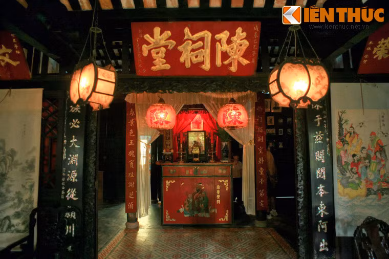 Nếp nhà bên trong là không gian thờ cúng với một bàn thờ lớn nằm ở vị trí trung tâm và các bàn thờ nhỏ nằm xung quanh. Nội thất ở nơi đây được bài trí trang trọng, không gian cao và thoáng phía trên.