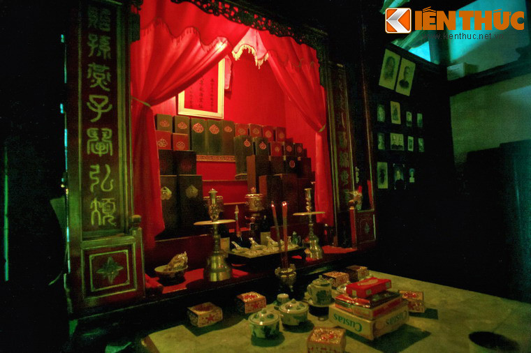 Sau bàn thờ có rất nhiều hộp gỗ, mỗi hộp gỗ tượng trưng cho một người đã mất của tộc Trần. Bên trong hộp ghi lại tên tuổi và tiểu sử của người đã mất, cùng với một số di vật cá nhân quan trọng.