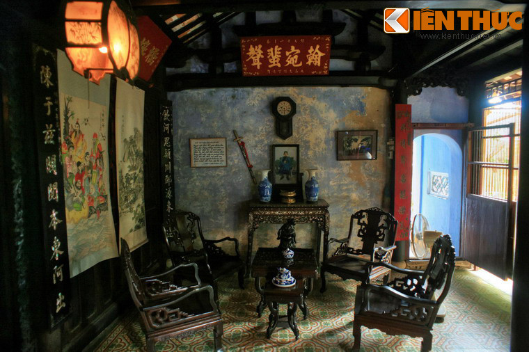 Nếp nhà này có một cửa chính nằm ở mặt trước và hai cửa phụ ở hai bên. Theo quan niệm "nam tả nữ hữu" thời xưa, cửa phụ bên phải dành cho nam giới và bên trái cho nữ giới. Quan niệm đó ngày nay không còn được áp dụng nữa.