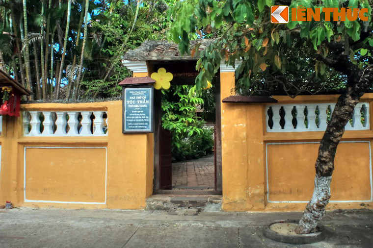 Theo các tư liệu lịch sử, cuối năm 1802, cụ Trần Tứ Nhạc - một vị quan thông minh, rất được vua Gia Long tin dùng - được cử đi sứ Trung Hoa. Trước khi đi ông đã xây dựng nhà thờ tộc Trần cho con cháu mai sau và cũng để báo hiếu tổ tiên.