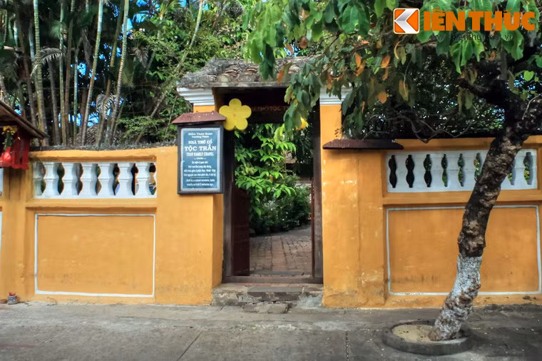 Theo các tư liệu lịch sử, cuối năm 1802, cụ Trần Tứ Nhạc - một vị quan thông minh, rất được vua Gia Long tin dùng - được cử đi sứ Trung Hoa. Trước khi đi ông đã xây dựng nhà thờ tộc Trần cho con cháu mai sau và cũng để báo hiếu tổ tiên.