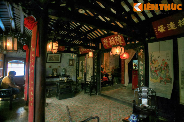 Ngôi nhà được xây ba gian, chia làm hai nếp nhà. Nếp nhà phía trước là không gian tiếp khách và nơi lưu trú của những người trong họ. Vật dụng chính ở đây là một bộ phản và hai bộ bàn ghế gỗ.