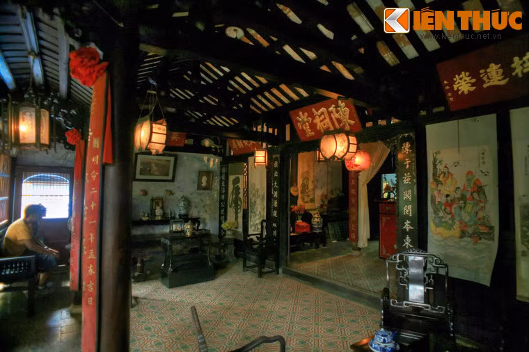 Ngôi nhà được xây ba gian, chia làm hai nếp nhà. Nếp nhà phía trước là không gian tiếp khách và nơi lưu trú của những người trong họ. Vật dụng chính ở đây là một bộ phản và hai bộ bàn ghế gỗ.