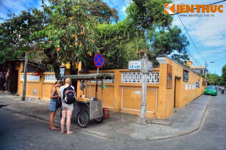 Nằm ở số 21 đường Lê Lợi, thành phố Hội An, nhà thờ tộc Trần là một trong những di tích lịch sử tiêu biểu của phố cổ Hội An. Các nhà nghiên cứu coi công trình này là một hình mẫu gốc cho kiến trúc nhà thờ tộc của người Việt thời xưa.