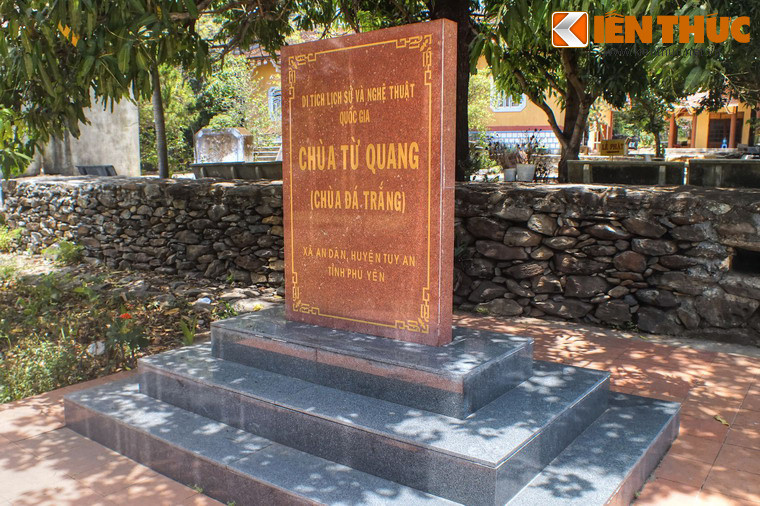 Ngày nay, những bức tường thô mộc góp phần làm cho cảnh quan chùa thêm nét cổ kính, hài hòa với thiên nhiên, khiến du khách phương xa không khỏi trầm trồ…