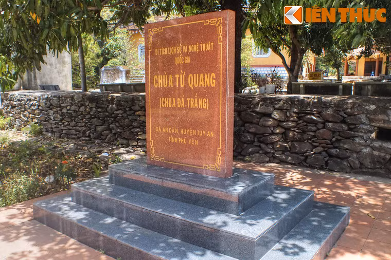 Ngày nay, những bức tường thô mộc góp phần làm cho cảnh quan chùa thêm nét cổ kính, hài hòa với thiên nhiên, khiến du khách phương xa không khỏi trầm trồ…