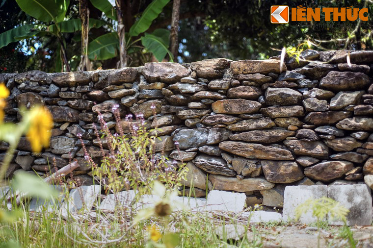 Các phiến đá được cắt xẻ thô và xếp đặt khéo léo để tạo nên những bức tường cao khoảng 1 mét, kết cấu rất vững chắc.