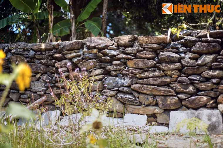 Các phiến đá được cắt xẻ thô và xếp đặt khéo léo để tạo nên những bức tường cao khoảng 1 mét, kết cấu rất vững chắc.