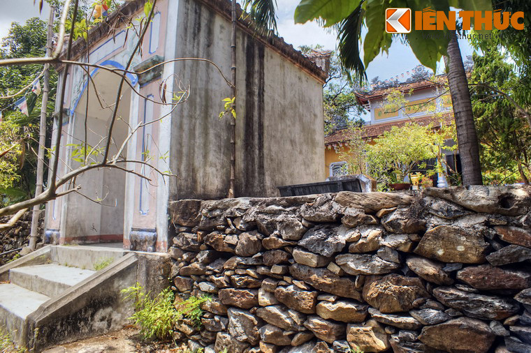 Các bức tường này được làm bằng bá tự nhiên khai thác ngay trên núi Đá Trắng, ngọn núi mà ngôi chùa tọa lạc.