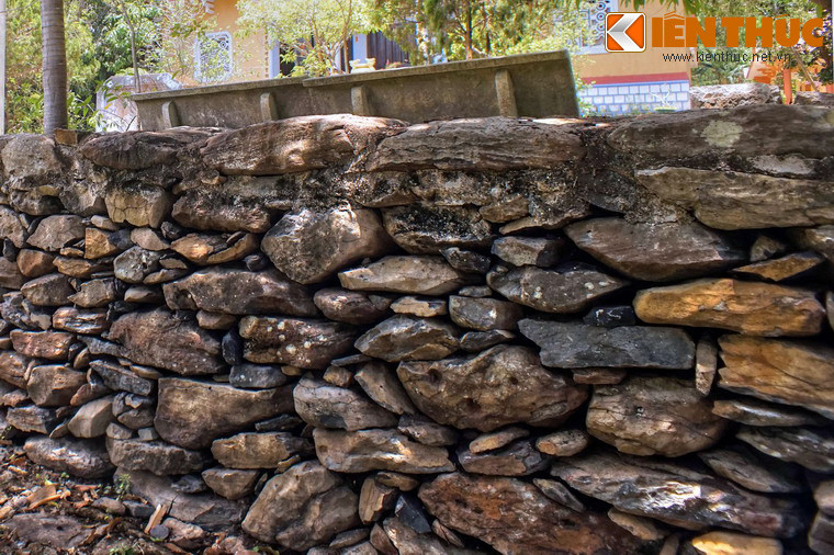 Một số hình ảnh khác về những bức tường đá của chùa Đá Trắng.